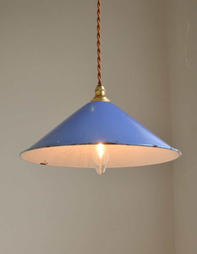 ペンダントライト　照明・ライティング　北欧テイストのホーロー製ヴィンテージペンダントライト（ブルー）（コード・シャンデリア電球付き・ギャラリーなし）。電気をつけるとこんな感じ。(m-1450-z)