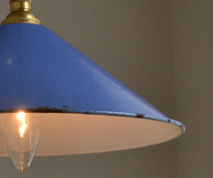 ペンダントライト　照明・ライティング　北欧テイストのホーロー製ヴィンテージペンダントライト（ブルー）（コード・シャンデリア電球付き・ギャラリーなし）。どこかレトロな雰囲気を感じさせるホウロウ製のペンダントシェード。(m-1450-z)