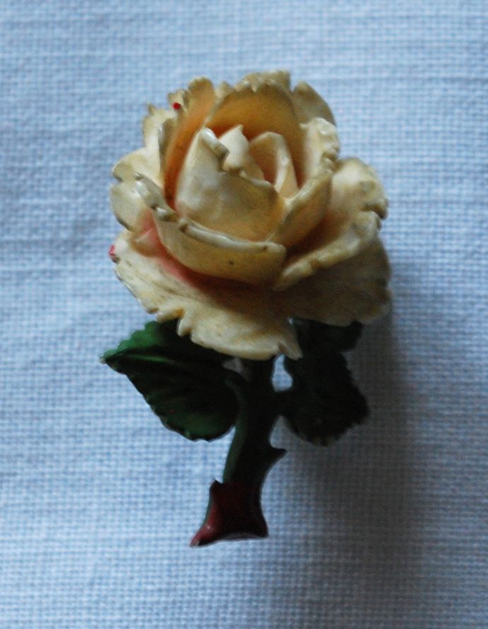アンティーク その他の雑貨　アンティーク雑貨　イギリスで見つけたアンティークアクセサリー、白い薔薇のボーンブローチ。温かみのある可愛いアンティークブローチです。(m-1456-z)