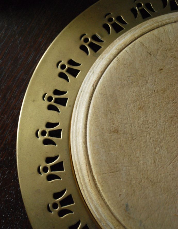シルバーのテーブルウェア　アンティーク雑貨　イギリスのアンティーク雑貨、エンジェル（天使）モチーフのブレッドボード。縁には透かし彫りの細工が施されています。(m-1463-z)