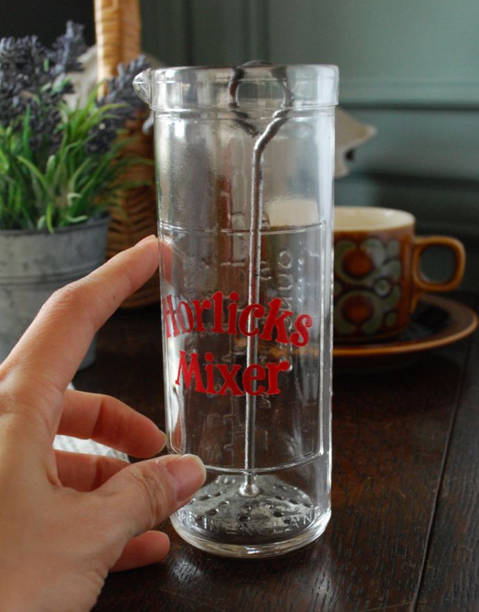 アンティーク 雑貨のガラス小物　アンティーク雑貨　イギリスのアンティーク雑貨、ホーリックスミキサー（Horlicks Mixer）。大きさはコレくらいほっこりした気分になるアンティークのガラス瓶です。(m-1468-z)