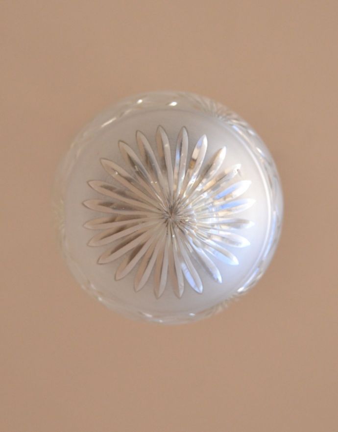 ペンダントライト　照明・ライティング　装飾もエレガント、フランスで見つけたカットガラスのシェードペンダントランプ。下から見上げると存在感たっぷり。(m-1471-z)
