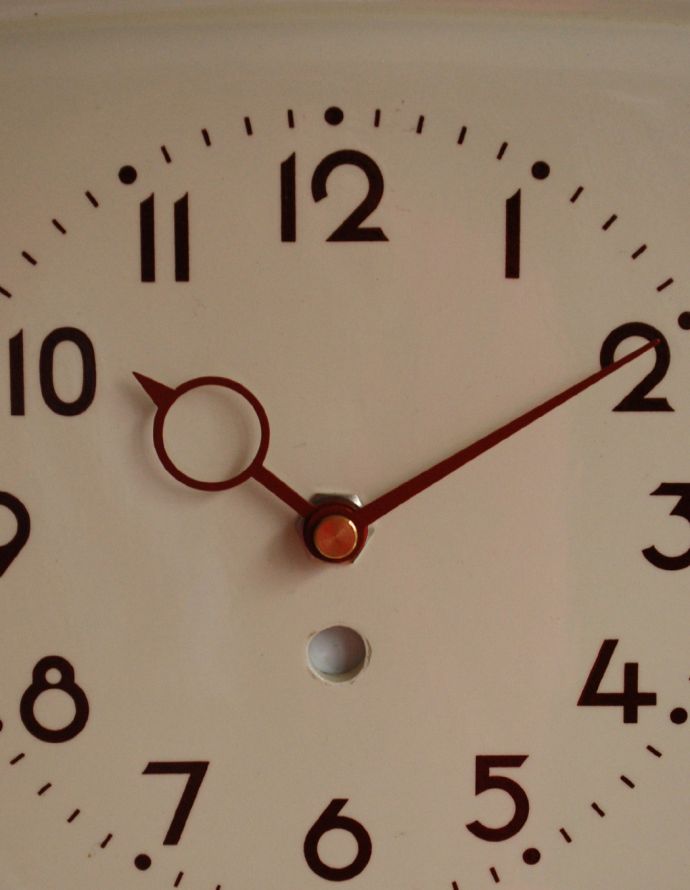 時計・スケール・カレンダー　アンティーク雑貨　フランスで見つけたアンティーク、陶器製の壁掛け時計（ウォールクロック）。アンティークのため、多少の汚れやキズがある場合がありますが、使用上問題はありませんので、ご了承下さい。(m-1472-z)
