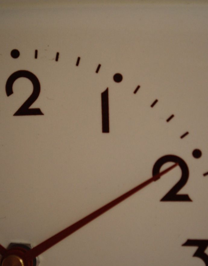 時計・スケール・カレンダー　アンティーク雑貨　フランスで見つけたアンティーク、陶器製の壁掛け時計（ウォールクロック）。北欧インテリアにもサラっと合うシンプルな時計です。(m-1472-z)