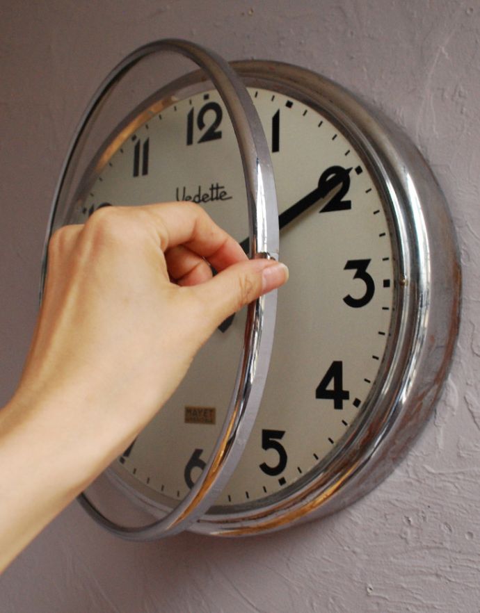 時計・スケール・カレンダー　アンティーク雑貨　パリの時計メーカーVedette社のアンティーク壁掛け時計（ウォールクロック）。カバーを開くことができます。(m-1473-z)