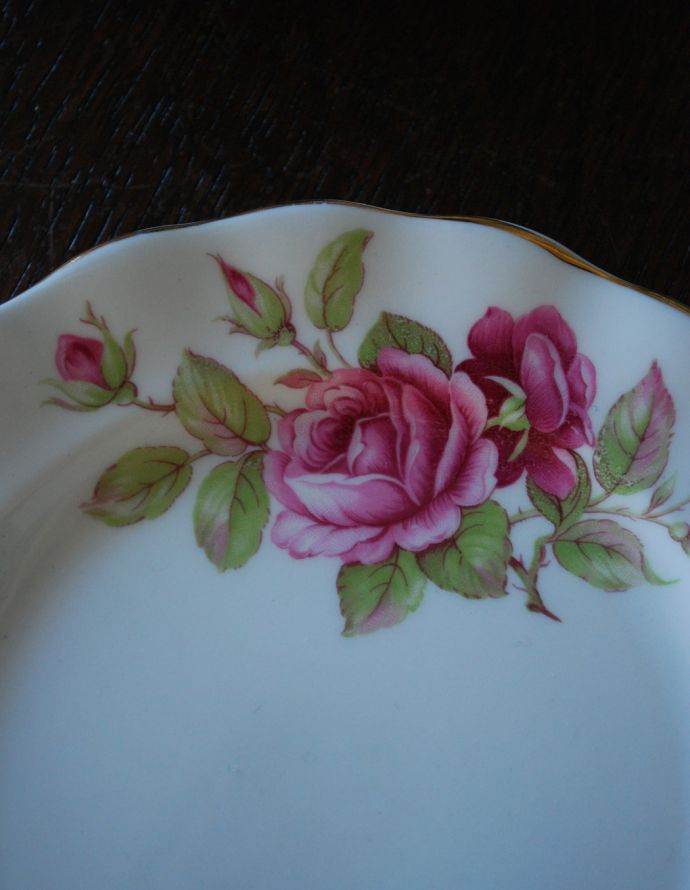 テーブルウェア(食器)　アンティーク雑貨　「OLD ROYAL BONE CHINA」ボーンチャイナのアンティークバラケーキプレートEST.1846。ホームパーティーでは、華やかにダイニングを彩ります。(m-1478-z)
