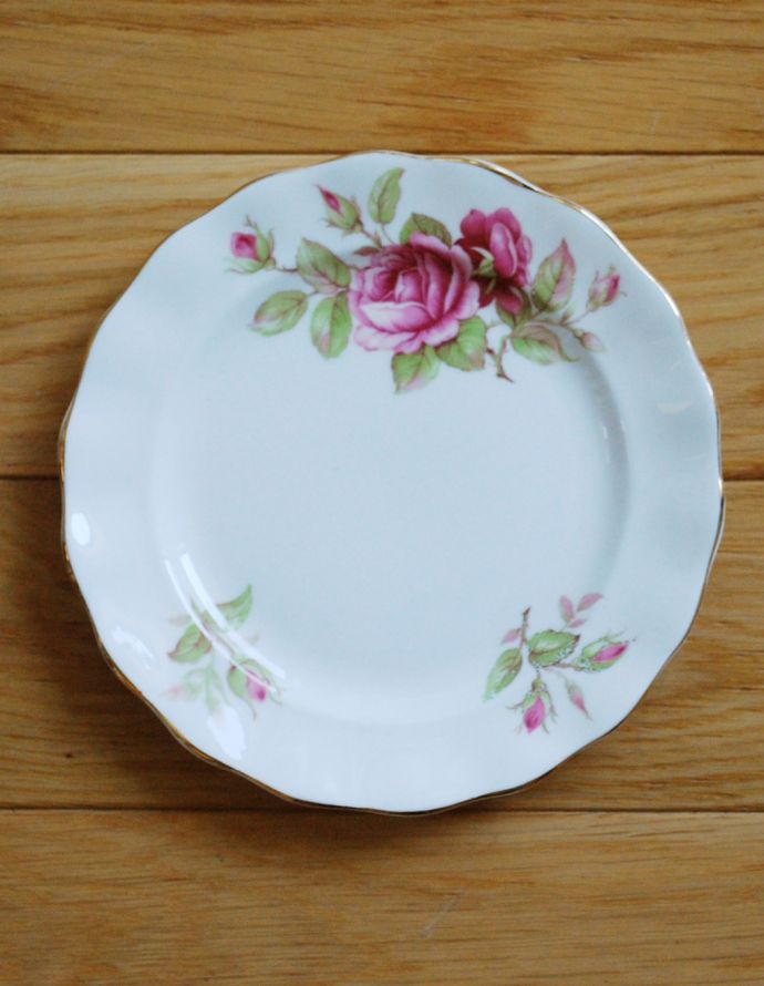 テーブルウェア(食器)　アンティーク雑貨　「OLD ROYAL BONE CHINA」ボーンチャイナのアンティークバラケーキプレートEST.1846。ホワイトにピンクの薔薇がエレガントです。(m-1478-z)