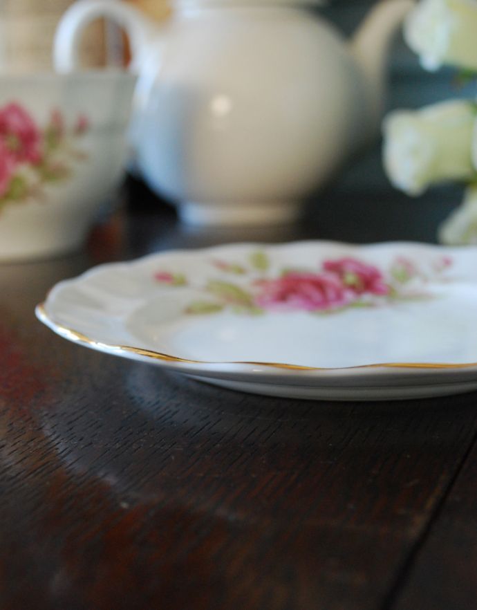 テーブルウェア(食器)　アンティーク雑貨　「OLD ROYAL BONE CHINA」ボーンチャイナのアンティークバラケーキプレートEST.1846。プレートの厚みはこんな感じです。(m-1478-z)