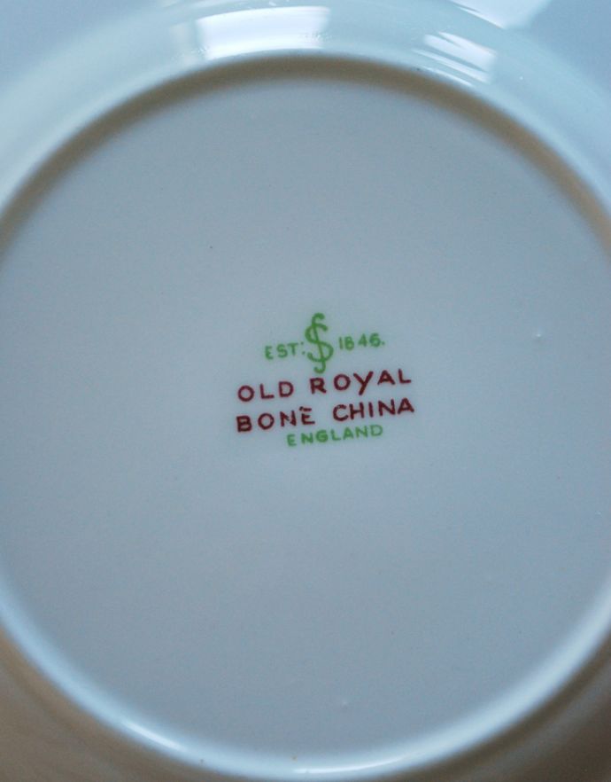 テーブルウェア(食器)　アンティーク雑貨　「OLD ROYAL BONE CHINA」ボーンチャイナのアンティークバラケーキプレートEST.1846。バックスタンプです。(m-1478-z)