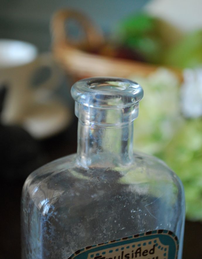 ナチュラルカントリースタイル　アンティーク雑貨　ステッカー付きアンティークガラスボトル（COCONUT OIL SHAMPOO）。長年使われてきたボトルはとっても味わい深い一品です。(m-1488-z)
