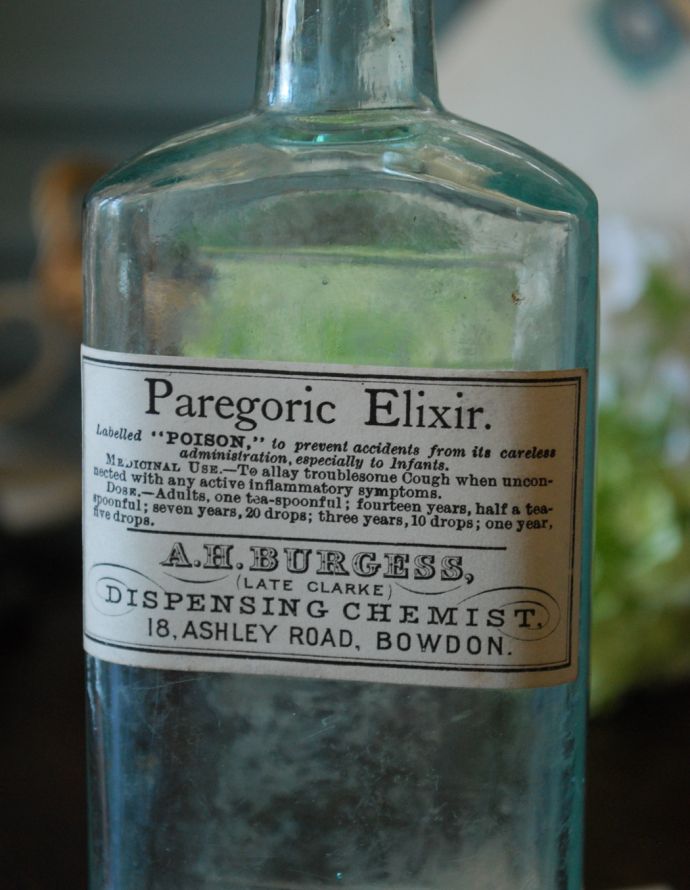 アンティーク ガラスボトル　アンティーク雑貨　ステッカー付きアンティークガラスボトル（Paregoric Elixir）。ミルクや薬品、調味料など様々な用途で使われてきたアンティークボトルたちです。(m-1489-z)