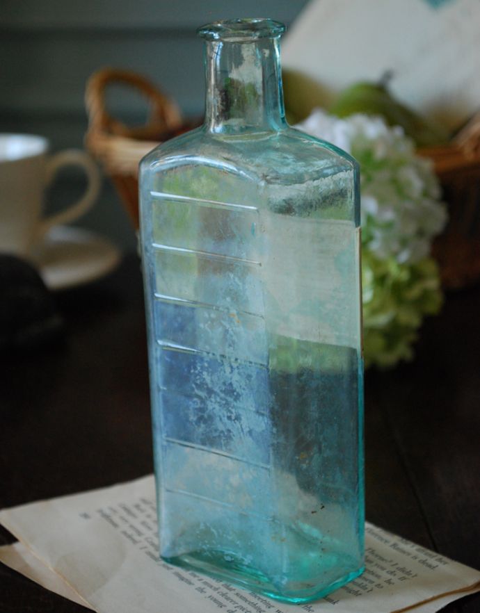 アンティーク ガラスボトル　アンティーク雑貨　ステッカー付きアンティークガラスボトル（Paregoric Elixir）。アンティークのため、多少の欠け・傷がある場合がありますが、使用上問題はありませんので、ご了承下さい。(m-1489-z)