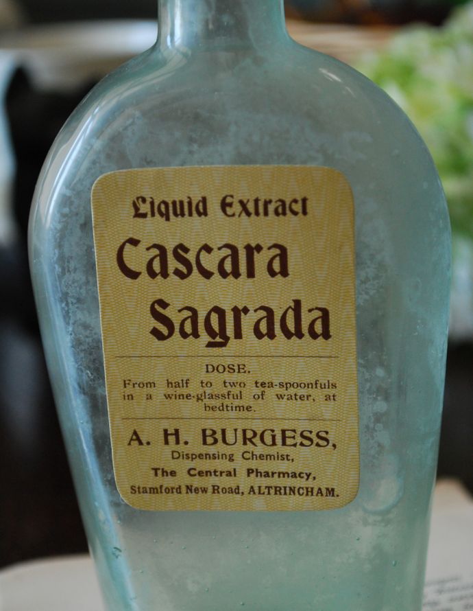ナチュラルカントリースタイル　アンティーク雑貨　ステッカー付きアンティークガラスボトル（Cascara Sagrada）。長年使われてきたボトルはとっても味わい深い一品です。(m-1490-z)