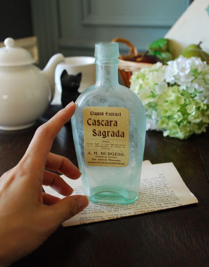 ナチュラルカントリースタイル　アンティーク雑貨　ステッカー付きアンティークガラスボトル（Cascara Sagrada）。ミルクや薬品、調味料など様々な用途で使われてきたアンティークボトルたちです。(m-1490-z)