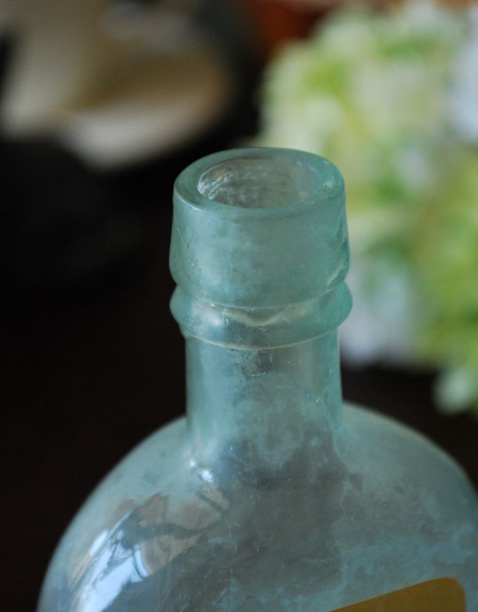 ナチュラルカントリースタイル　アンティーク雑貨　ステッカー付きアンティークガラスボトル（Cascara Sagrada）。一輪挿しにもピッタリです。(m-1490-z)