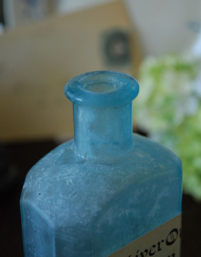 ナチュラルカントリースタイル　アンティーク雑貨　ステッカー付きアンティークガラスボトル（Cod LIver Oil Emulsion）。長年使われてきたボトルはとっても味わい深い一品です。(m-1491-z)