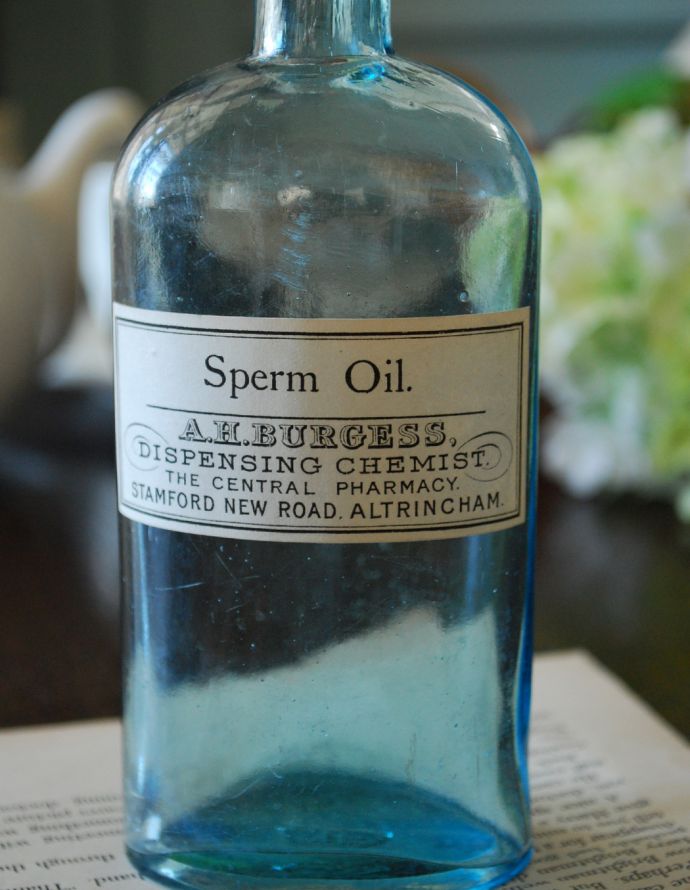 ナチュラルカントリースタイル　アンティーク雑貨　ステッカー付きアンティークガラスボトル（Sperm Oil）。ミルクや薬品、調味料など様々な用途で使われてきたアンティークボトルたちです。(m-1492-z)
