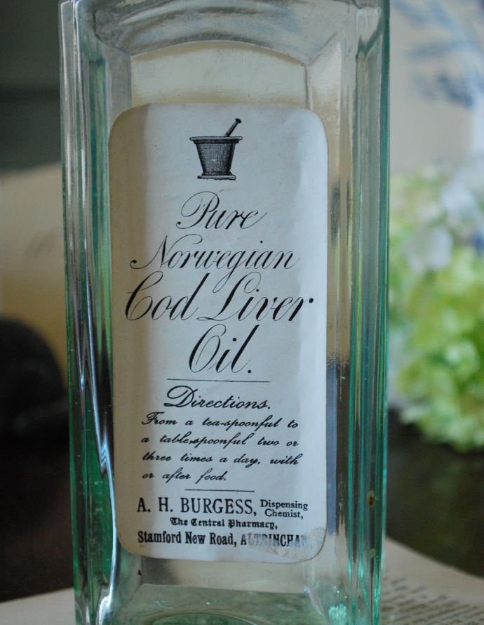 ナチュラルカントリースタイル　アンティーク雑貨　ステッカー付きアンティークガラスボトル(Pure Norwegian Cod Liver Oil)。ステッカーが付いているだけでお洒落。(m-1493-z)