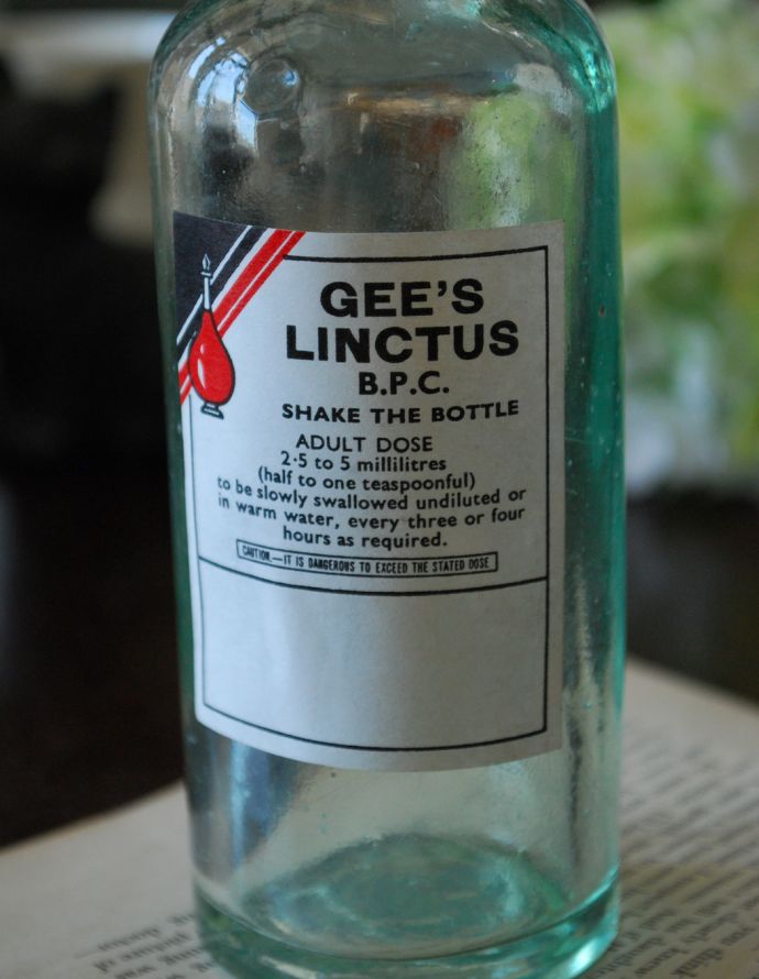 アンティーク ガラスボトル　アンティーク雑貨　ステッカー付きアンティークガラスボトル(GEES LINCTUS)。ほっこりした気分になるアンティークのガラス瓶今の時代、プラスチックやペットボトルが当たり前だけれど、当時はこんなに可愛いビンの中に入れられていたんだな･･･って。(m-1494-z)