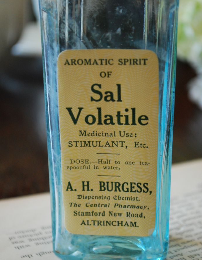 ナチュラルカントリースタイル　アンティーク雑貨　ステッカー付きアンティークガラスボトル(Sal Volatile)。ミルクや薬品、調味料など様々な用途で使われてきたアンティークボトルたちです。(m-1495-z)