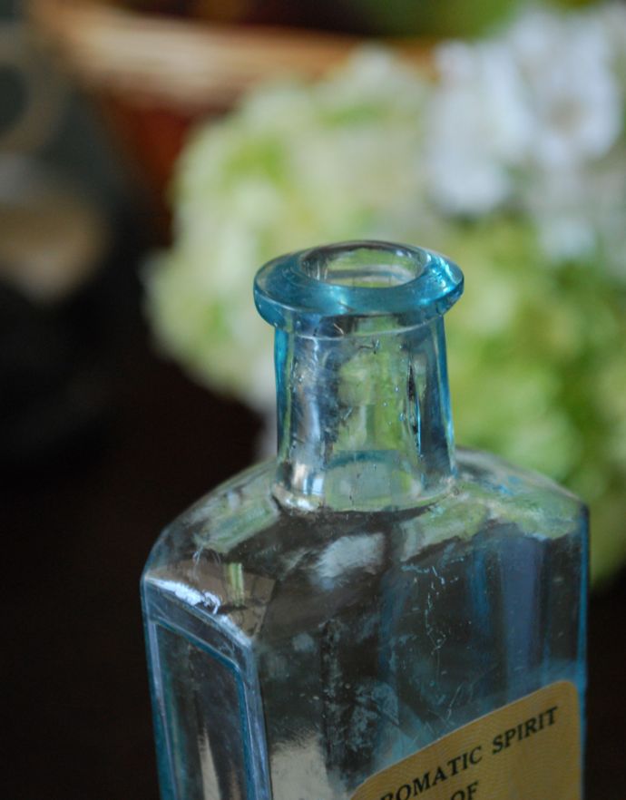 ナチュラルカントリースタイル　アンティーク雑貨　ステッカー付きアンティークガラスボトル(Sal Volatile)。長年使われてきたボトルはとっても味わい深い一品です。(m-1495-z)