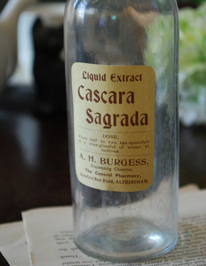 アンティーク ガラスボトル　アンティーク雑貨　ステッカー付きアンティークガラスボトル(Cascara Safrada)。ミルクや薬品、調味料など様々な用途で使われてきたアンティークボトルたちです。(m-1496-z)