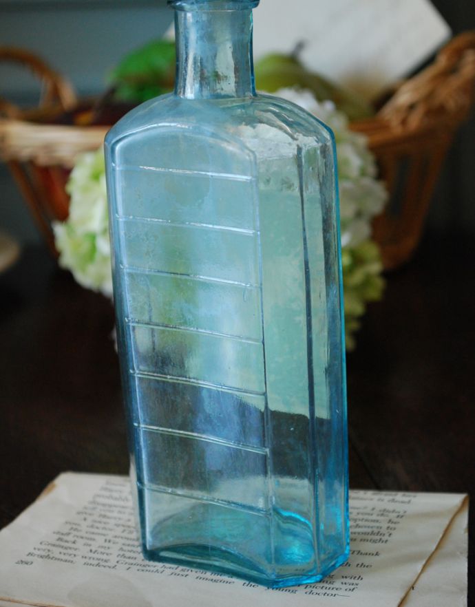 アンティーク ガラスボトル　アンティーク雑貨　ステッカー付きアンティークガラスボトル( INFLUIENZA MIXTURE )。裏から見ると･･･アンティークなので多少のキズ・汚れがある場合があります。(m-1498-z)