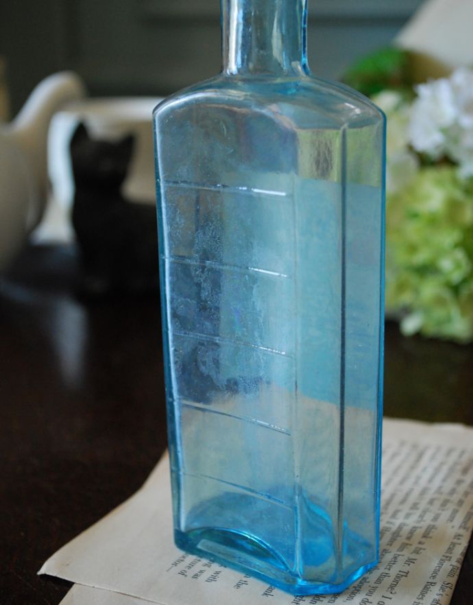 アンティーク ガラスボトル　アンティーク雑貨　ステッカー付きアンティークガラスボトル( CALAMINE LOTION )。後ろ側を見ると･･･アンティークなので多少のキズ・汚れがある場合があります。(m-1499-z)