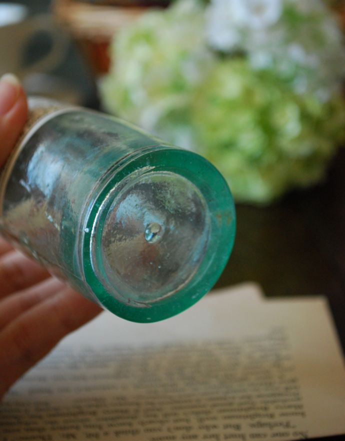 アンティーク ガラスボトル　アンティーク雑貨　ステッカー付きアンティークガラスボトル( A.H. BURGESS )。アンティークのため、多少の欠け・傷がある場合がありますが、使用上問題はありませんので、ご了承下さい。(m-1500-z)