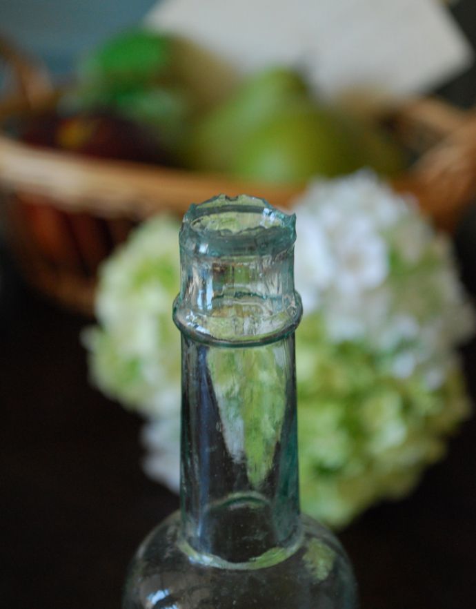 アンティーク ガラスボトル　アンティーク雑貨　ステッカー付きアンティークガラスボトル( A.H. BURGESS )。長年使われてきたボトルはとっても味わい深い一品です。(m-1500-z)