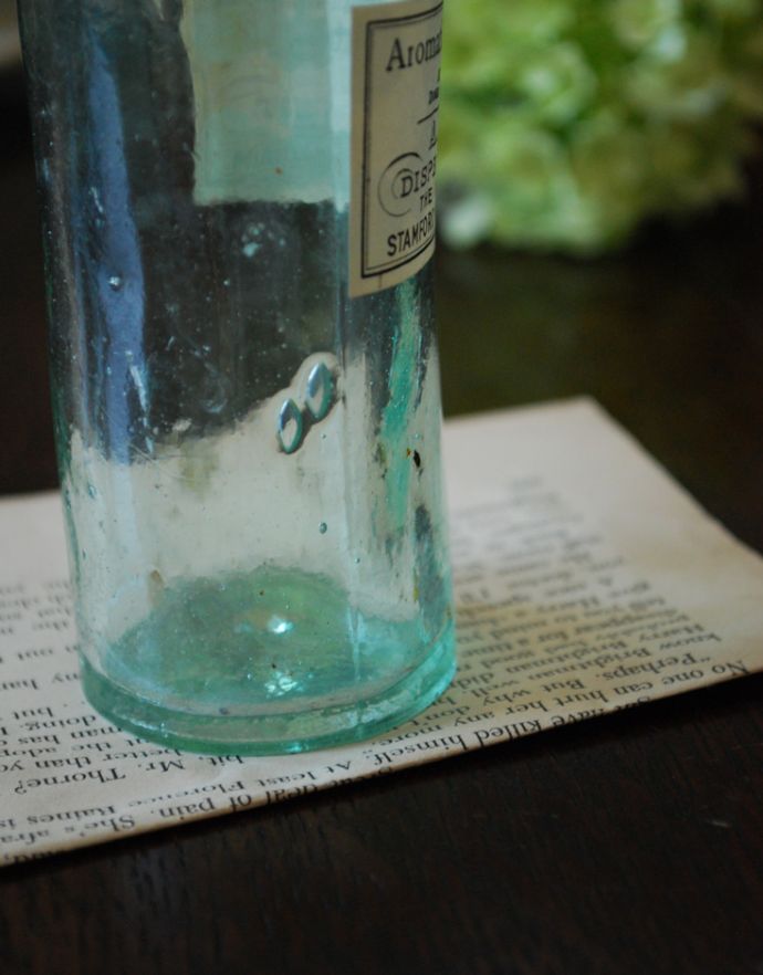アンティーク ガラスボトル　アンティーク雑貨　ステッカー付きアンティークガラスボトル( A.H. BURGESS )。１輪挿しにもピッタリです。(m-1500-z)