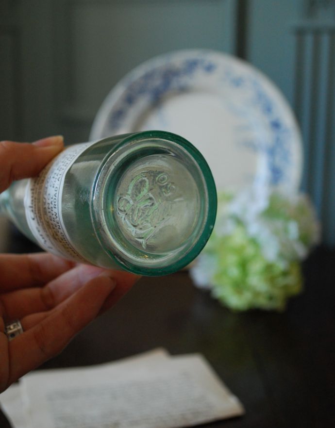 アンティーク ガラスボトル　アンティーク雑貨　ステッカー付きアンティークガラスボトル( Pure Glauber Salts )。ミルクや薬品、調味料など様々な用途で使われてきたアンティークボトルたちです。(m-1501-z)