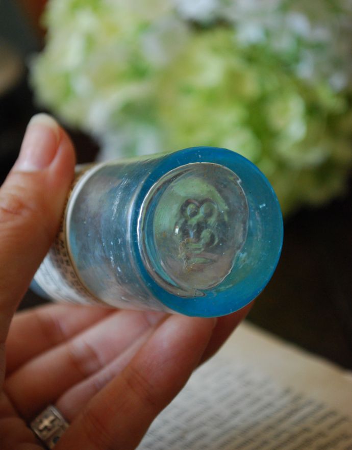 アンティーク ガラスボトル　アンティーク雑貨　ステッカー付きアンティークガラスボトル( A.H. BURGESS )。１輪挿しにもピッタリです。(m-1502-z)