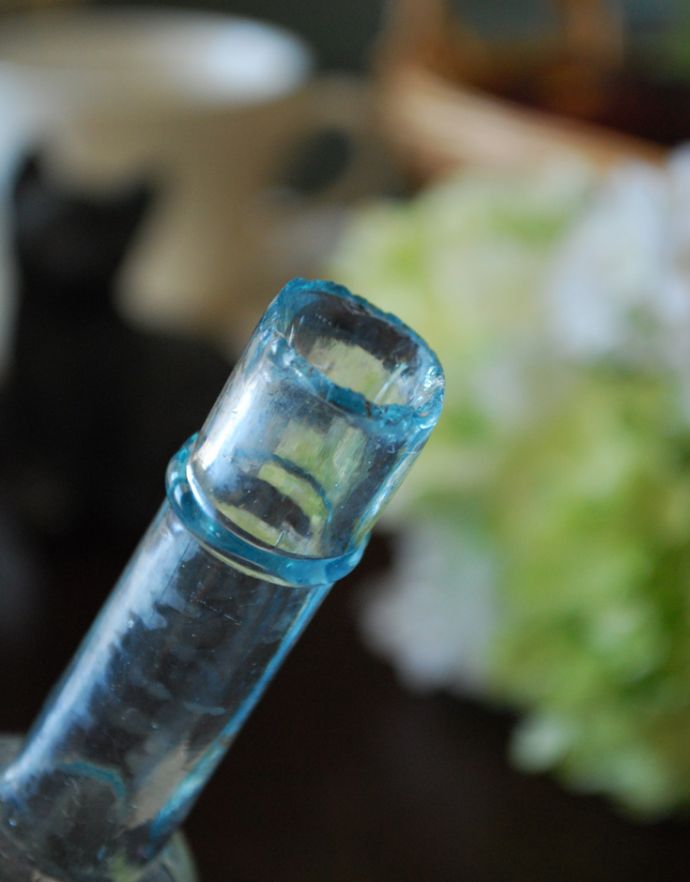 アンティーク ガラスボトル　アンティーク雑貨　ステッカー付きアンティークガラスボトル( A.H. BURGESS )。長年使われてきたボトルはとっても味わい深い一品です。(m-1502-z)