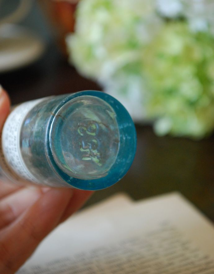 アンティーク ガラスボトル　アンティーク雑貨　ステッカー付きアンティークガラスボトル( Camphoreted Chalk )。ミルクや薬品、調味料など様々な用途で使われてきたアンティークボトルたちです。(m-1503-z)