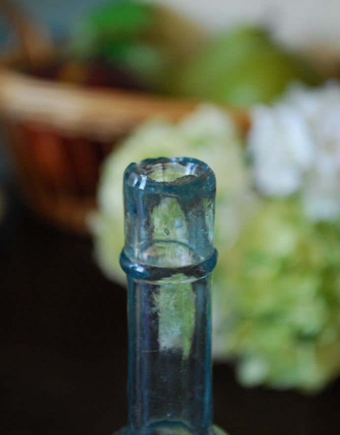 アンティーク ガラスボトル　アンティーク雑貨　ステッカー付きアンティークガラスボトル( Camphoreted Chalk )。１輪挿しにピッタリです。(m-1503-z)