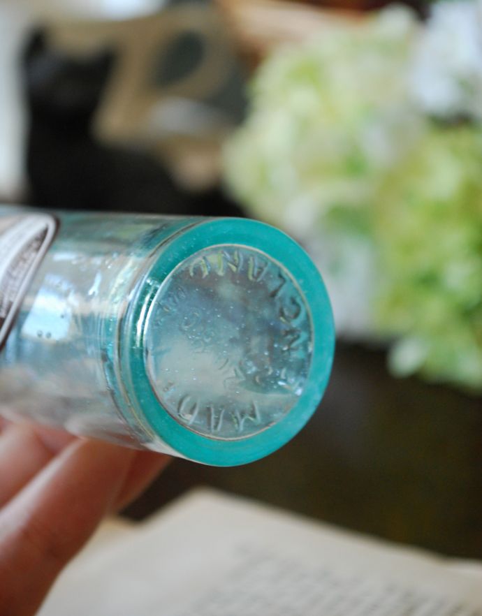アンティーク ガラスボトル　アンティーク雑貨　ステッカー付きアンティークガラスボトル( TINCTURE OF QUININE )。底を見ると･･･アンティークなので多少のキズ・汚れがある場合があります。(m-1504-z)