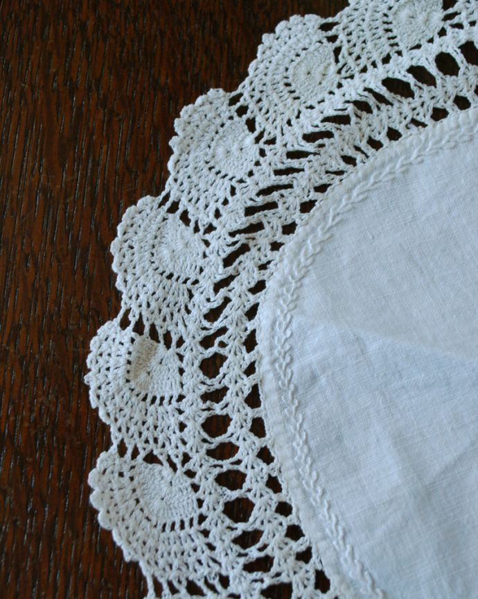ミルクピッチャー　アンティーク雑貨　フランス輸入の美しいレース編みのアンティークドイリー。ハンドメイドの繊細さとあたたかさがあります。(m-1529-z)