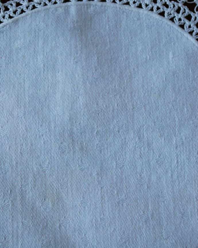 ミルクピッチャー　アンティーク雑貨　縁どりが繊細で美しいフランスのアンティークドイリーレース。アンティークのため、多少の汚れやシミがある場合がありますが、使用上問題はありませんので、ご了承下さい。(m-1532-z)