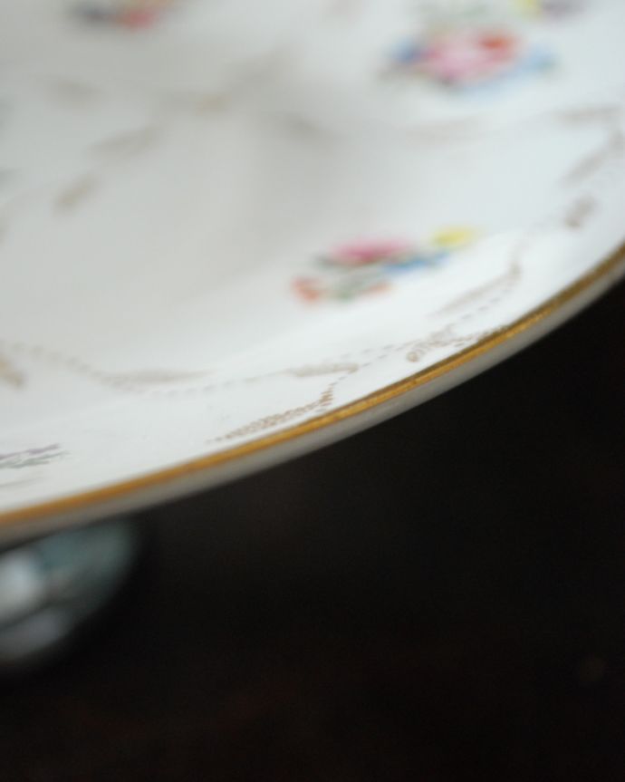 アンティーク 陶磁器の雑貨　アンティーク雑貨　イギリスのミッドウィンター社（Midwinter）、お花柄が華やかなコンポート（ケーキスタンド）。ゴールドの縁がポイントになっています。(m-1547-z)