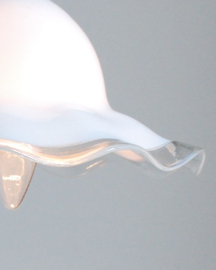 ペンダントライト　照明・ライティング　ミルクガラス×クリアガラスのアンティークガラスのペンダントライト（コード・シャンデリア電球・ギャラリーなし）。光を通すと優しい明かりを楽しめるミルクガラス。(m-1548-z)
