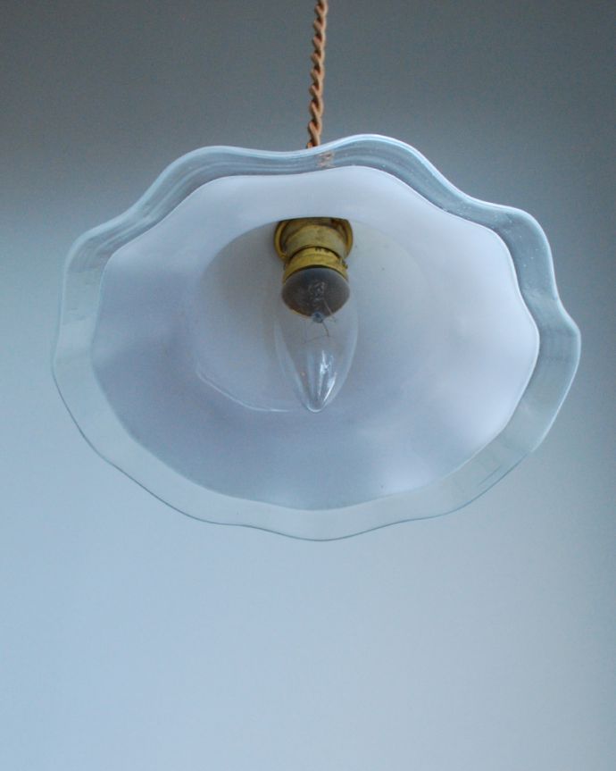 ペンダントライト　照明・ライティング　ミルクガラス×クリアガラスのアンティークガラスのペンダントライト（コード・シャンデリア電球・ギャラリーなし）。下から見上げても素敵なデザインにうっとりです。(m-1548-z)