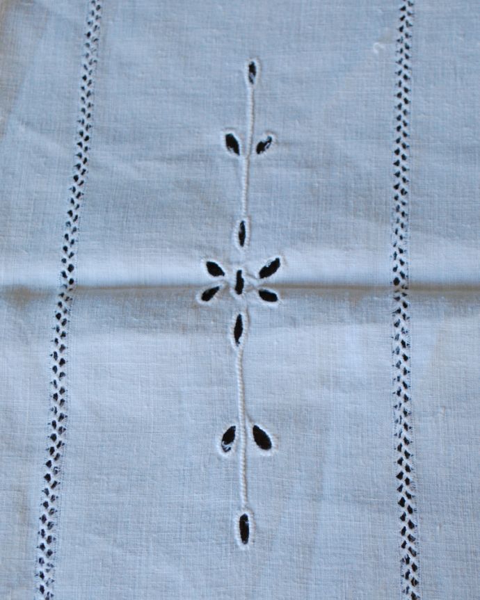 アンティーク 布製の雑貨　アンティーク雑貨　清潔感溢れるアンティークのカットワークテーブルクロス。ハンドメイドならではの繊細さとあたたかさがあります。(m-1551-z)