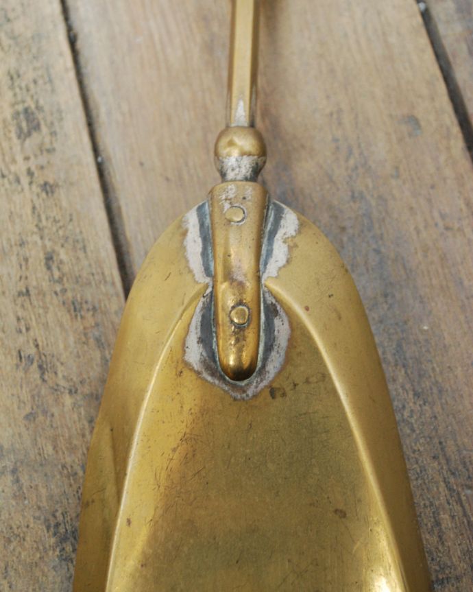 シルバーのテーブルウェア　アンティーク雑貨　アンティーク 暖炉アイテム、あざみモチーフの真鍮製の石炭スコップ。裏側はこんな感じです。(m-1555-z)