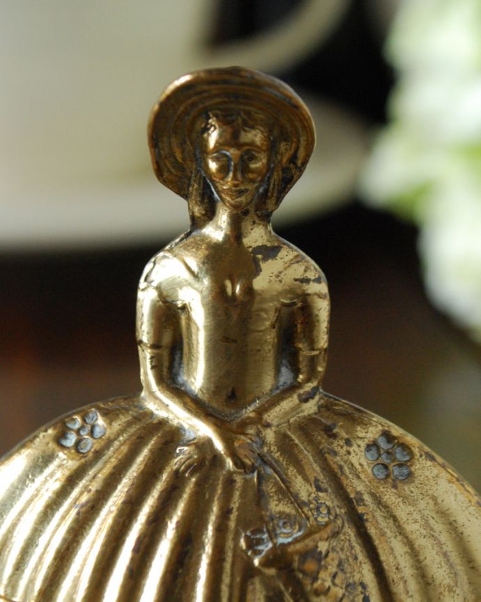 シルバーのテーブルウェア　アンティーク雑貨　アンティーク真鍮製雑貨、ドレスを着た美しい女性の真鍮ベル。デスクや玄関、本棚やシェルフ・・・キャビネットの中などに飾ってもオシャレです。(m-1563-z)