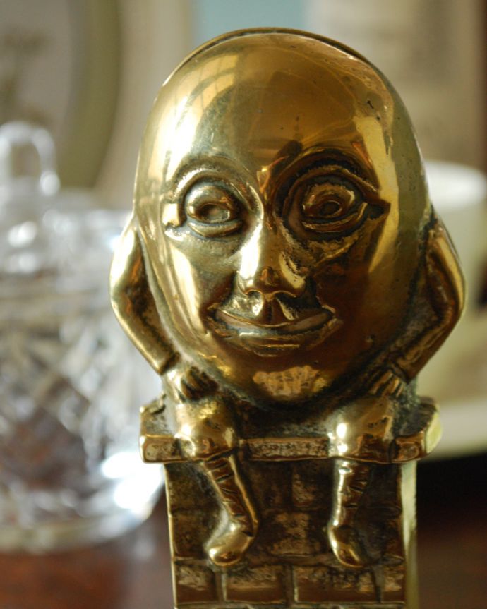 シルバーのテーブルウェア　アンティーク雑貨　イギリスで見つけた真鍮製のハンプティダンプティのマネーバンク（貯金箱）。落ち着いた真鍮の輝きです。(m-1567-z)