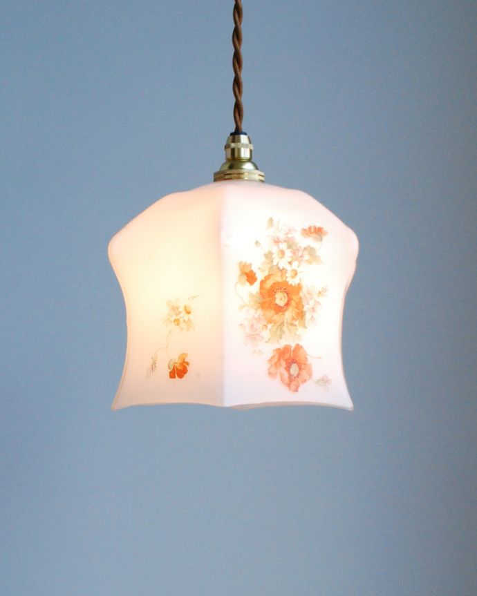 ペンダントライト　照明・ライティング　ミルクガラスに華やかなお花がデザインされたアンティークペンダントライト（コード・シャンデリア電球・ギャラリーなし）。。(m-1569-z)