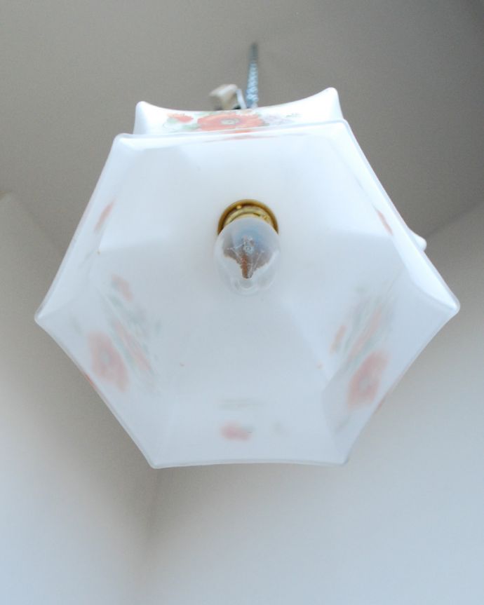 ペンダントライト　照明・ライティング　ミルクガラスに華やかなお花がデザインされたアンティークペンダントライト（コード・シャンデリア電球・ギャラリーなし）。。(m-1569-z)