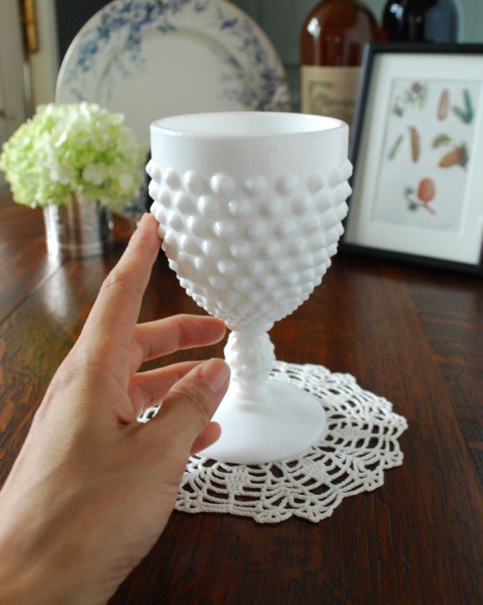 グラス、カトラリー　アンティーク雑貨　ミルクガラスがドットの模様が可愛い花器　アンティークプレスドグラス。何を入れても可愛く華やかにしてくれます。(m-1585-z)