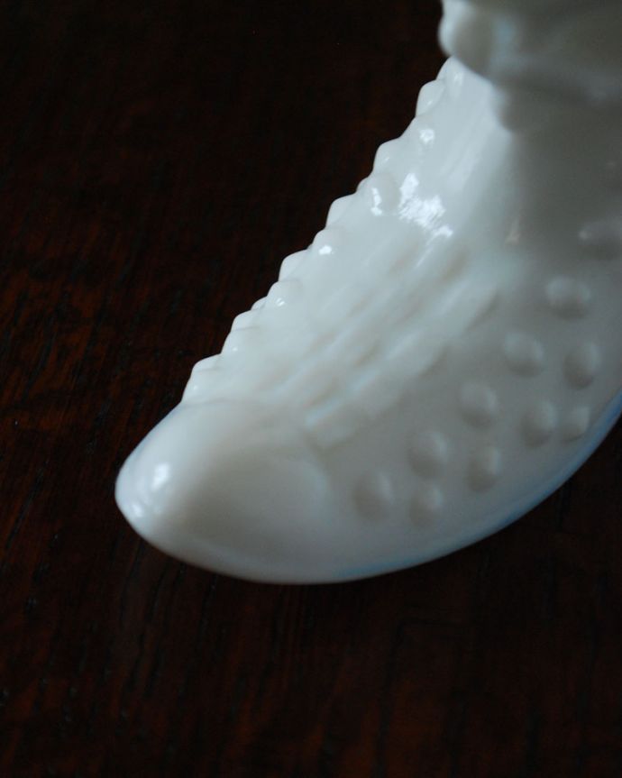 オブジェ、ベル　アンティーク雑貨　純白のガラスの靴　アンティークのミルクガラスのオブジェ。ツンととがったオシャレなデザイン。(m-1599-z)